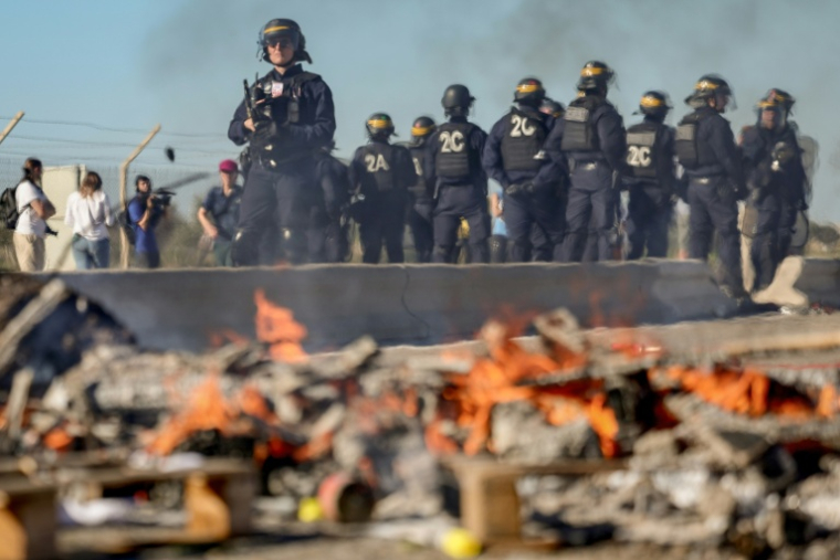 Les CRS après l'évacuation des pêcheurs qui manifestaient devant le dépôt pétrolier de Fos-sur-Mer dans les Bouches-du-Rhône le 15 septembre 2026 ( AFP / CLEMENT MAHOUDEAU )