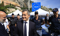 Le ministre de l'Intérieur Gérald Darmanin, avec des policiers français et italiens, à Menton, le 12 septembre.  ( AFP / VALERY HACHE )