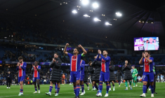 Les Parisiens, avec en tête le capitaine Marquinhos, communient avec leurs supporters à l'issue du match remporté à Manchester City en Ligue des champions League, le 14 octobre 2026  ( AFP / FRANCK FIFE )