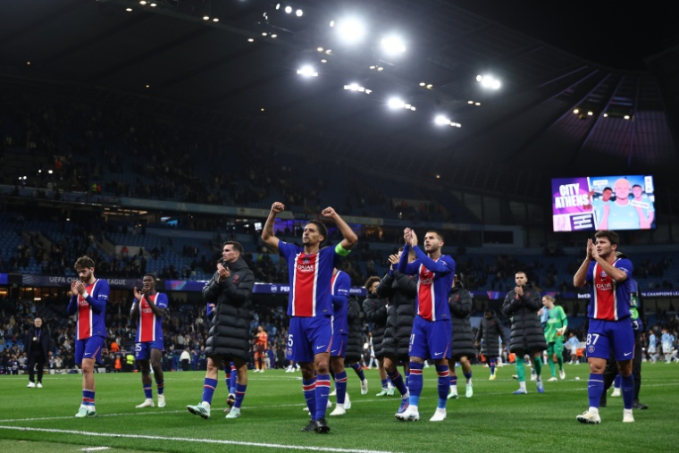 Les Parisiens, avec en tête le capitaine Marquinhos, communient avec leurs supporters à l'issue du match remporté à Manchester City en Ligue des champions League, le 14 octobre 2026  ( AFP / FRANCK FIFE )
