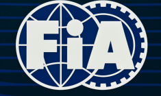 Le logo de la Fédération Internationale de l'Autombile, photographié lors du premier jour des essais de pré-saison de Formule 1 au Circuit International de Bahreïn à Sakhir, le 26 février 2025 ( AFP / Giuseppe CACACE )