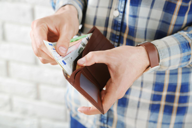 Si vous avez de faibles ressources, vous pouvez demander à bénéficier du Revenu de Solidarité Active (RSA). ( crédit photo : Africa Studio/Shutterstock / Africa Studio )
