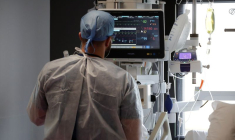 CORONAVIRUS: NOUVELLE BAISSE DES HOSPITALISATIONS EN SOINS CRITIQUES EN FRANCE
