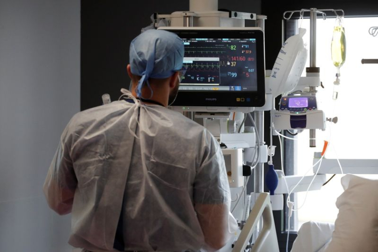 CORONAVIRUS: NOUVELLE BAISSE DES HOSPITALISATIONS EN SOINS CRITIQUES EN FRANCE