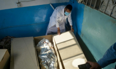 Un membre du Croissant-Rouge afghan vérifie les cercueils de membres des forces de sécurité pakistanaises avant leur remise au Pakistan, dans la morgue d'un hôpital de Spin Boldak, dans le sud de l'Afghanistan, le 15 octobre 2025 ( AFP / Sanaullah SEIAM )