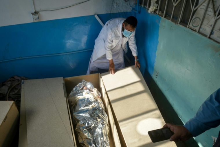 Un membre du Croissant-Rouge afghan vérifie les cercueils de membres des forces de sécurité pakistanaises avant leur remise au Pakistan, dans la morgue d'un hôpital de Spin Boldak, dans le sud de l'Afghanistan, le 15 octobre 2025 ( AFP / Sanaullah SEIAM )