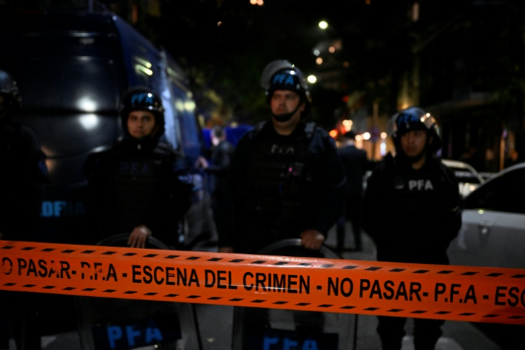 Des policiers montent la garde devant la résidence de la vice-présidente argentine Cristina Fernandez de Kirchner après qu'un homme a pointé une arme sur elle à Buenos Aires, le 1er septembre 2022 ( AFP / Luis ROBAYO )