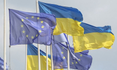 PHOTO DE FICHIER : Les drapeaux ukrainien et européen flottent dans le centre de Kiev