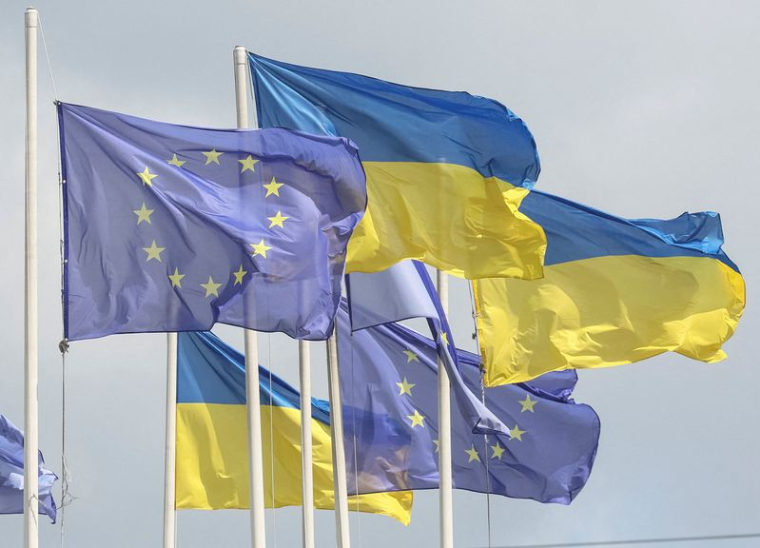 PHOTO DE FICHIER : Les drapeaux ukrainien et européen flottent dans le centre de Kiev