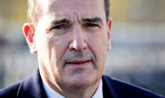 FRANCE: CASTEX DIT NE RESSENTIR QUE DE "LÉGERS SYMPTÔMES" DU COVID-19