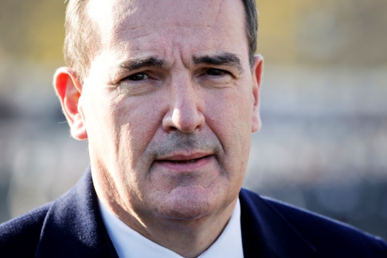 FRANCE: CASTEX DIT NE RESSENTIR QUE DE "LÉGERS SYMPTÔMES" DU COVID-19