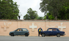 Des automobilistes font la queue pour faire le plein dans une station-service de La Havane, le 30 janvier 2026 ( AFP / ADALBERTO ROQUE )