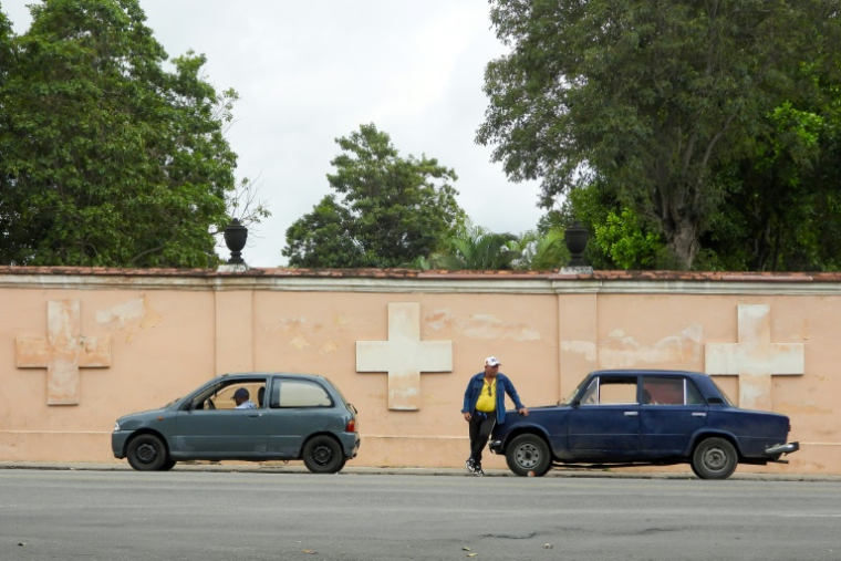 Des automobilistes font la queue pour faire le plein dans une station-service de La Havane, le 30 janvier 2026 ( AFP / ADALBERTO ROQUE )