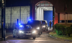 Un convoi qui transporte le militant libanais Georges Abdallah quitte le centre pénitentiaire de Lannemezan dans les Hautes-Pyrénnées, le 25 juillet 2025 ( AFP / Ed JONES )