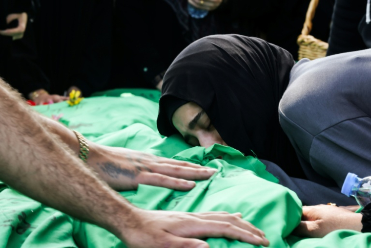 Une femme pleure un proche tué dans une frappe israélienne dans le sud du Liban, lors de ses funérailles à Saïda le 10 mai 2026 ( AFP / MAHMOUD ZAYYAT )