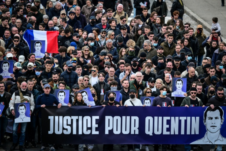 Une marche en hommage à Quentin Deranque, décédé après avoir été agressé en marge d'une manifestation d'extrême droite contre un événement de La France insoumise (LFI) à Lyon, le 21 février 2026 ( AFP / OLIVIER CHASSIGNOLE )