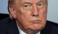 Le président américain Donald Trump prend part à un entretien avec son homologue français Emmanuel Macron, le 15 juin 2026 à Evian (Haute-Savoie) ( POOL / Ludovic MARIN )