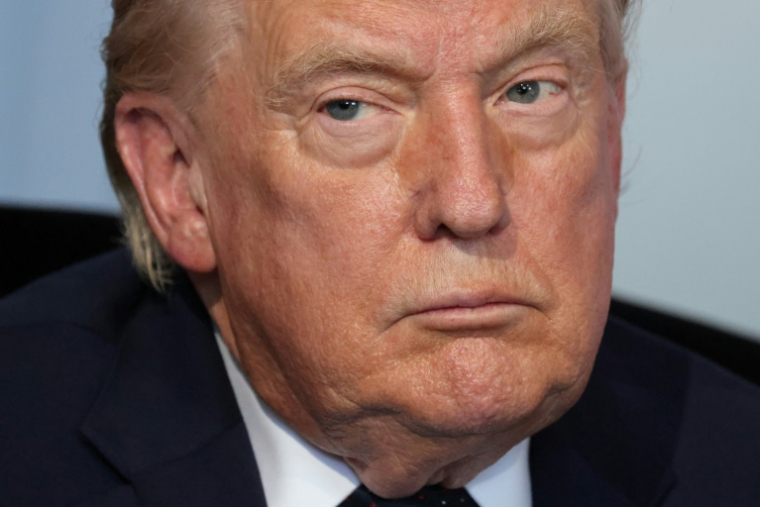 Le président américain Donald Trump prend part à un entretien avec son homologue français Emmanuel Macron, le 15 juin 2026 à Evian (Haute-Savoie) ( POOL / Ludovic MARIN )