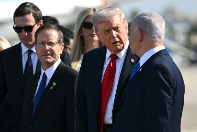 Le Premier ministre israélien Benjamin Netanyahu (d) et le président israélien Isaac herzog (g) accueillent le président américain Donald Trump (c) à son arrivée à l'aéroport Ben Gourion, près de Tel-Aviv, le 13 octobre 2025    ( AFP / SAUL LOEB )