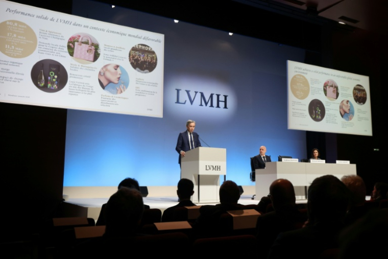 Le PDG de LVMH, Bernard Arnault (g) et le directeur général adjoint de LVMH, Stéphane Bianchi, lors de la présentation des résultats financiers 2025 du groupe français du luxe, le 27 janvier 2026 à Paris ( AFP / Ludovic MARIN )