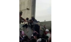 LES IMAGES D'UNE FILLETTE SOULEVÉE PAR LA FOULE TÉMOIGNENT DU DÉSESPOIR DES AFGHANS