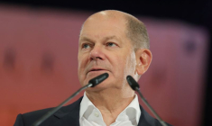 Le chancelier allemand Olaf Scholz tient une conférence de presse chez le fournisseur de défense Hensoldt, à Ulm, Allemagne