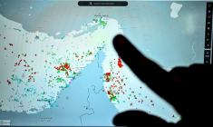 Une personne montre du doigt l'emplacement du détroit d'Ormuz sur le site Marinetraffic, le 4 mars 2026 à Paris ( AFP / JULIEN DE ROSA )