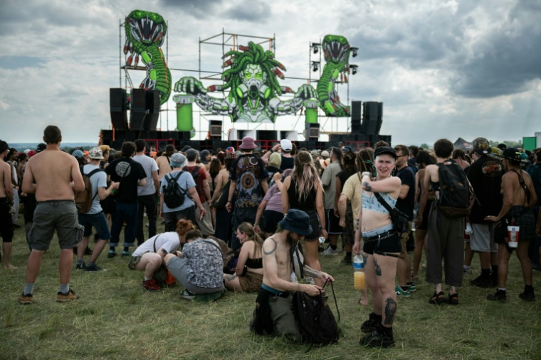 Des participants à une free party sur un site militaire à Cornusse, près de Bourges, le 1er mai 2026 dans le Cher ( AFP / ARNAUD FINISTRE )