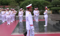 Emmanuel Macron rend hommage aux combattants de la guerre d'Indochine