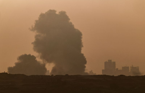 De la fumée s'élève après une frappe aérienne israélienne, près de la frontière entre Israël et Gaza