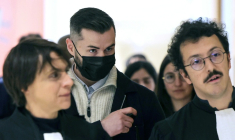 Carl Esnault (c), l'un des accusés du procès Athanor, et son avocat Romain Ruiz (d) arrivent au palais de justice de Paris, le 30 mars 2026 ( AFP / Thomas SAMSON )