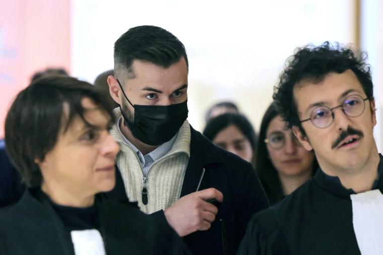 Carl Esnault (c), l'un des accusés du procès Athanor, et son avocat Romain Ruiz (d) arrivent au palais de justice de Paris, le 30 mars 2026 ( AFP / Thomas SAMSON )