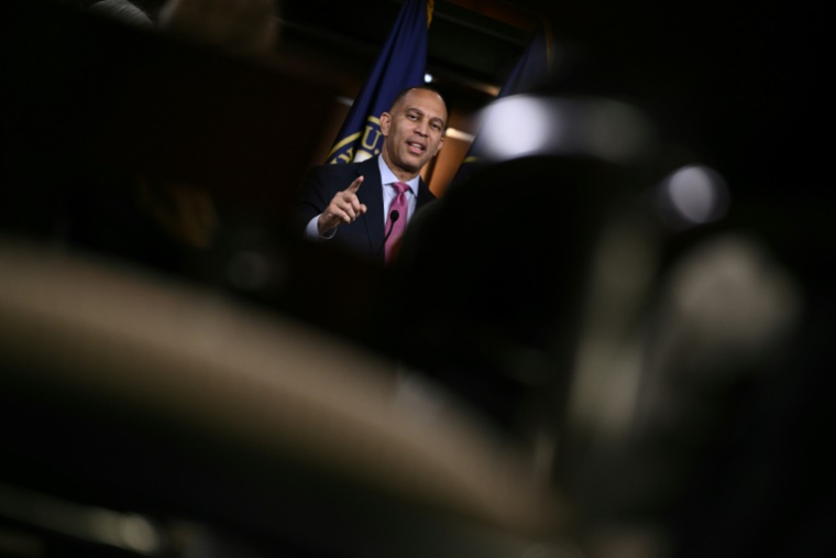 Le chef de la minorité démocrate à la Chambre américaine des représentants, Hakeem Jeffries, lors d'une conférence de presse au Capitole de Washington, le 1er octobre 2025 ( AFP / Brendan SMIALOWSKI )