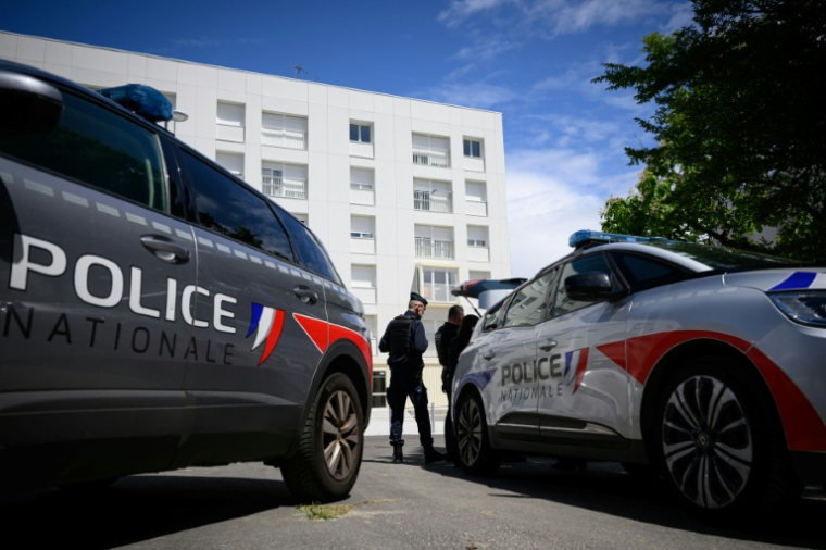 Des policiers et soldats près du lieu où un jeune homme a été abattu dans un quartier populaire de Nantes, le 4 juin 2026 en Loire-Atlantique ( AFP / Loic VENANCE )