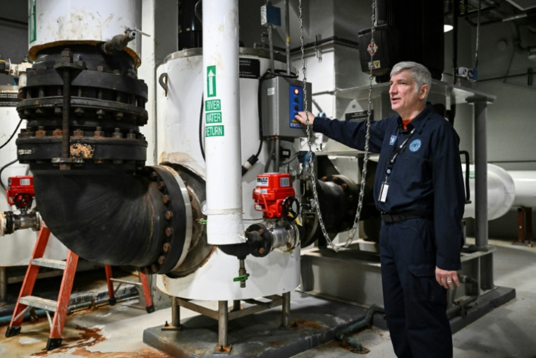 David Lindsay, responsable de l'installation de refroidissement du siège de l'ONU, dans l'usine de refroidissement du bâtiment, le 10 avril 2025, à New York, aux Etats-Unis ( AFP / ANGELA WEISS )