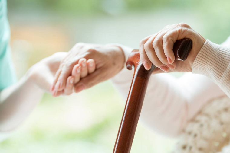 Frais de maison de retraite : réduction d’impôt pour les enfants / iStock.com - KatarzynaBialasiewicz