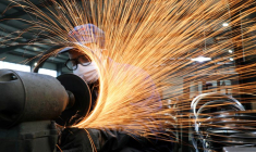 Un ouvrier dans une usine de fabrication des jantes de bicyclettes en acier à Hangzhou, Chine