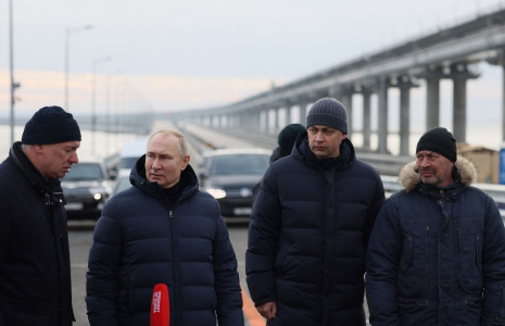 Vladimir Poutine visitant le pont de Kerch, entre la Russie et la Crimée, le 5 décembre 2022. ( SPUTNIK / MIKHAIL METZEL )