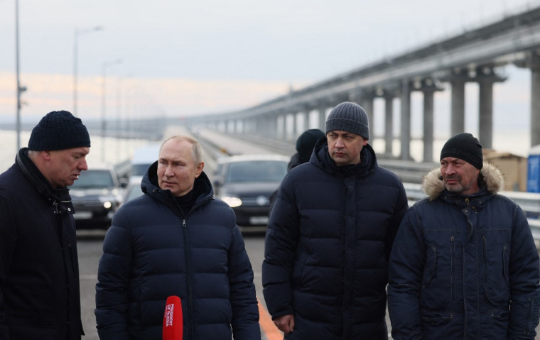 Vladimir Poutine visitant le pont de Kerch, entre la Russie et la Crimée, le 5 décembre 2022. ( SPUTNIK / MIKHAIL METZEL )