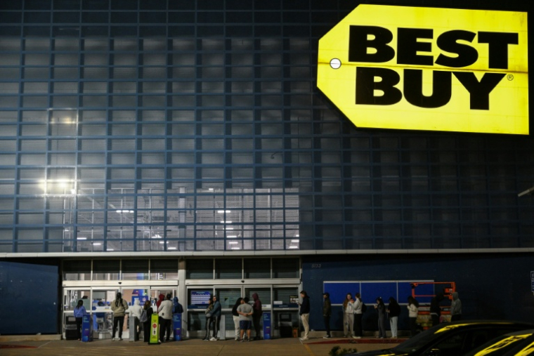 Des clients font la queue avant l'ouverture d'un magasin Best Buy à Houston (Texas) ( AFP / RONALDO SCHEMIDT )