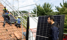 L'Afghan Rostam Nazari, co-fondateur de l'entreprise d'installation de panneaux solaires SolarBau24, à Lohra, près de Marbourg dans le centre de l'Allemagne, le 6 août 2025 ( AFP / Hannes P. Albert )