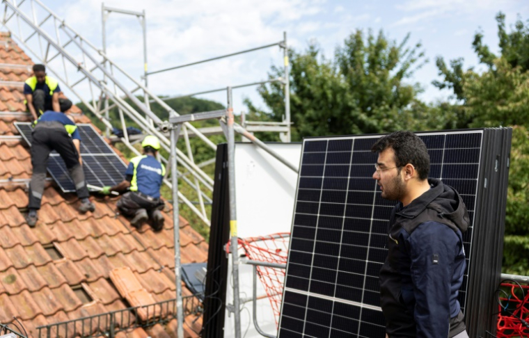 L'Afghan Rostam Nazari, co-fondateur de l'entreprise d'installation de panneaux solaires SolarBau24, à Lohra, près de Marbourg dans le centre de l'Allemagne, le 6 août 2025 ( AFP / Hannes P. Albert )