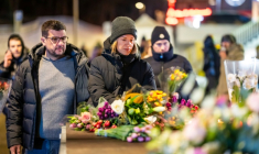 Des fleurs et des bougies déposées près du site de l'incendie mortel d'un bar durant le Nouvel An à Crans-Montana, en Suisse, le 1er janvier 2026 ( AFP / MAXIME SCHMID )