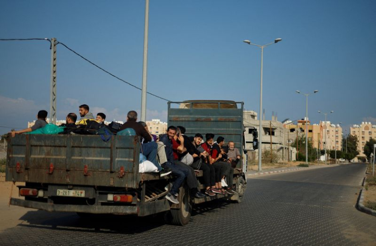 Les Palestiniens fuient leurs maisons alors qu’Israël frappe Gaza