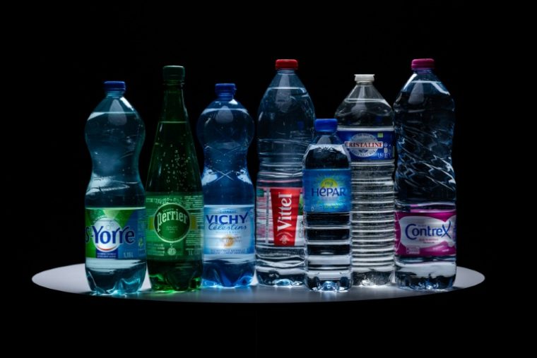 Des bouteilles d'eau de Nestlé Waters et Sources Alma, le 21 février 2024 à Paris ( AFP / JOEL SAGET )