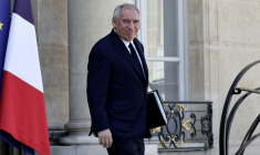 Le Premier ministre François Bayrou quitte l'Elysée à Paris, le 27 août 2025 ( AFP / STEPHANE DE SAKUTIN )