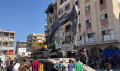 Des Gazaouis observent des véhicules de construction déployés au nord de Khan Younès