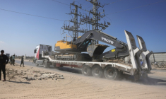 Des engins de chantier arrivent dans la bande de Gaza pour participer aux recherches des dépouilles d'otages, à Deir el-Balah le 27 octobre 2025 ( AFP / BASHAR TALEB )