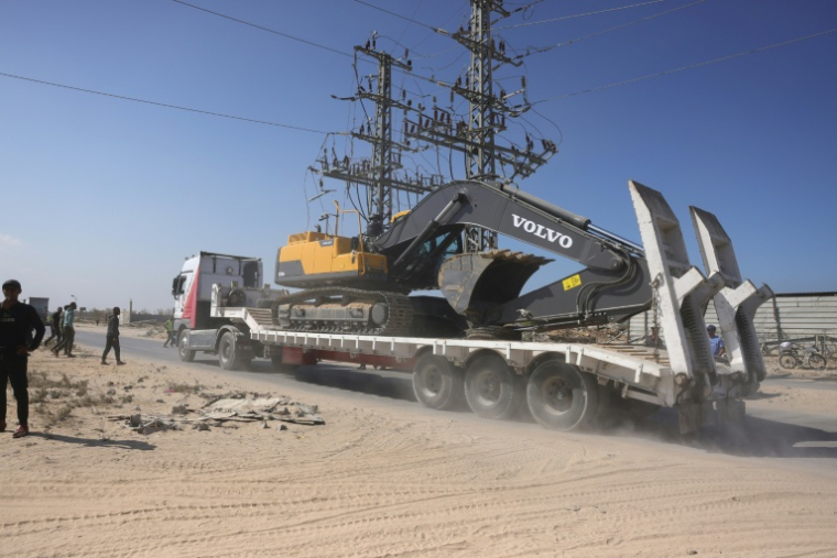 Des engins de chantier arrivent dans la bande de Gaza pour participer aux recherches des dépouilles d'otages, à Deir el-Balah le 27 octobre 2025 ( AFP / BASHAR TALEB )