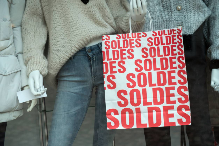 Les soldes d'été démarrent / iStock-Neydtstock